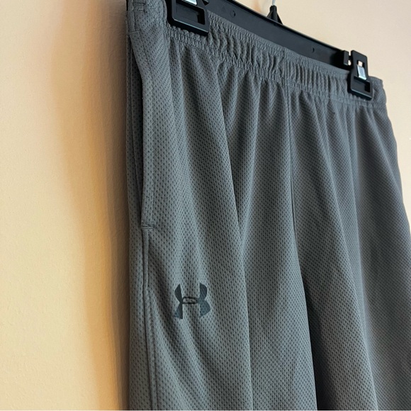 Under Armour Youth Gray Athletic Pants, Boys size XL - Picture 1 of 9